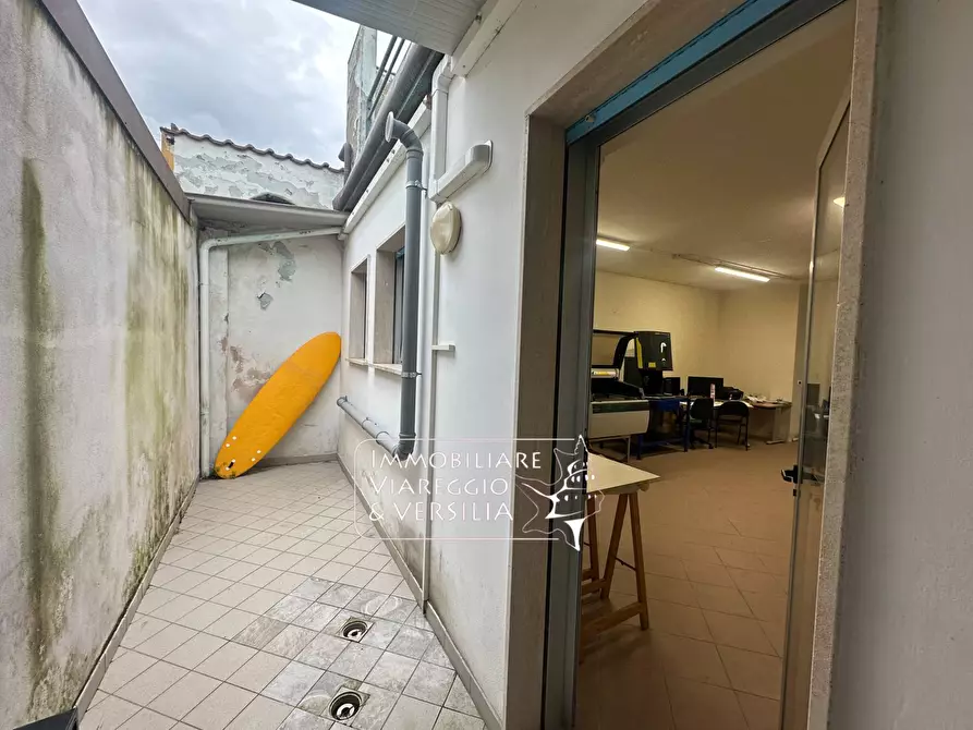 Immagine 7 di Magazzino in vendita  in via Virgilio 100 a Viareggio