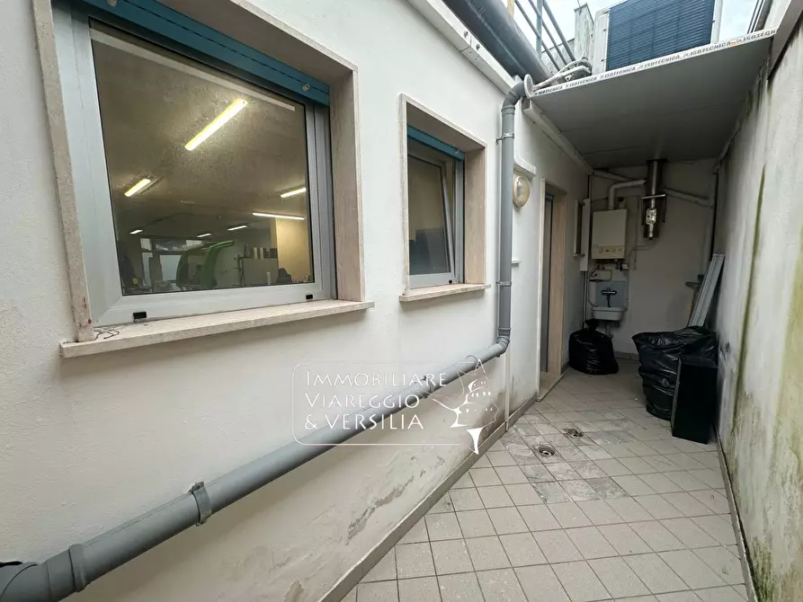 Immagine 9 di Magazzino in vendita  in via Virgilio 100 a Viareggio