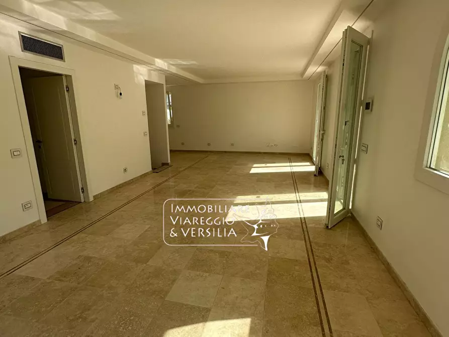 Immagine 49 di Appartamento in vendita  in via Digione a Viareggio