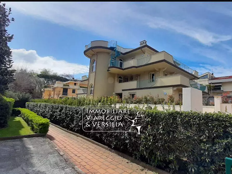 Immagine 52 di Appartamento in vendita  in via Digione a Viareggio