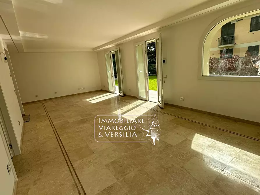 Immagine 54 di Appartamento in vendita  in via Digione a Viareggio