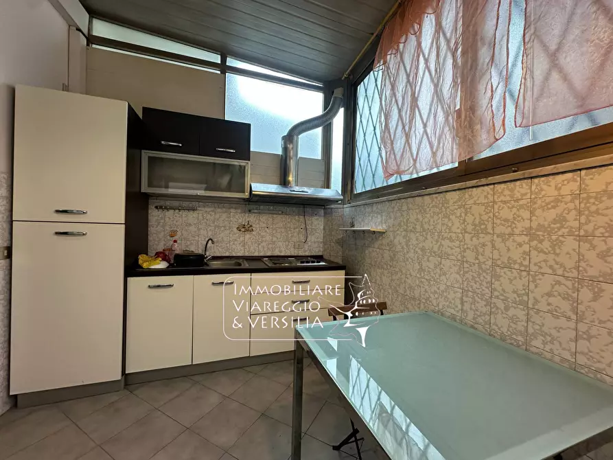 Immagine 5 di Appartamento in vendita  in via Leopardi 150 a Viareggio