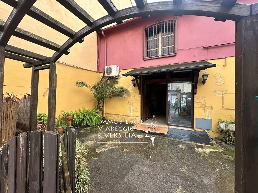 Immagine 1 di Negozio in affitto  a Viareggio