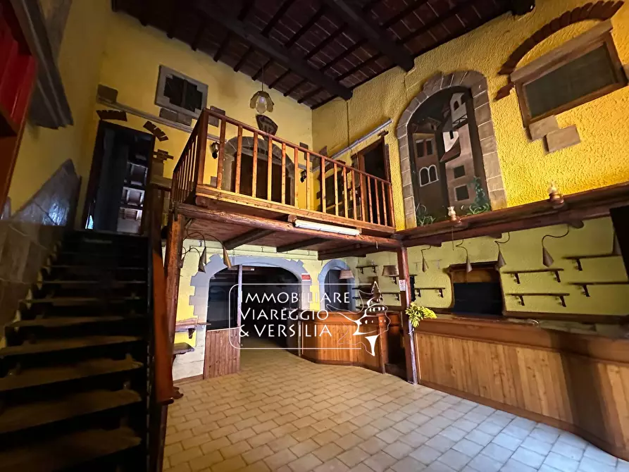 Immagine 3 di Negozio in affitto  a Viareggio