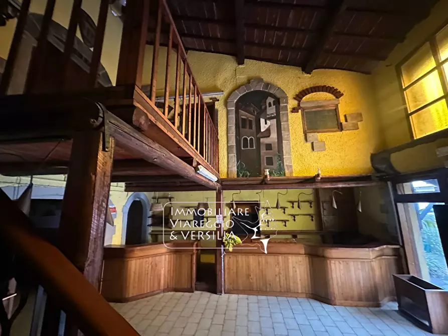Immagine 4 di Negozio in affitto  a Viareggio