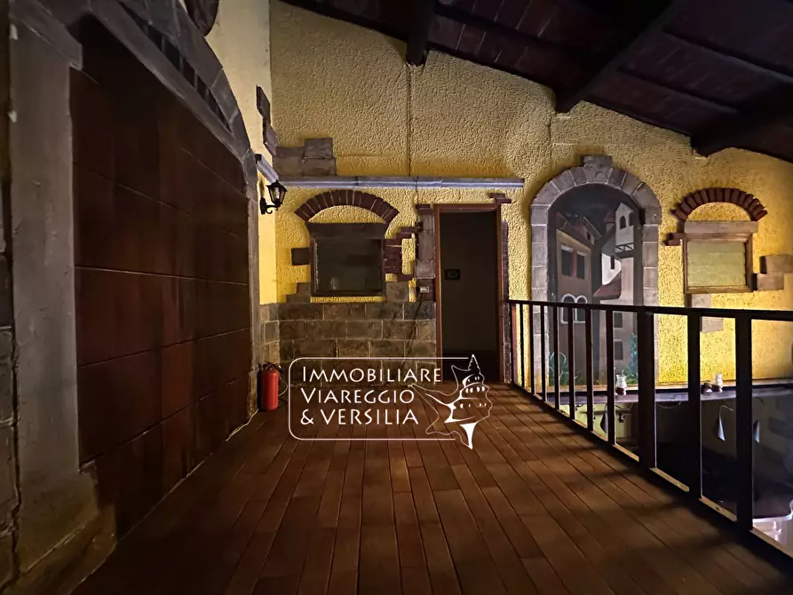 Immagine 5 di Negozio in affitto  a Viareggio