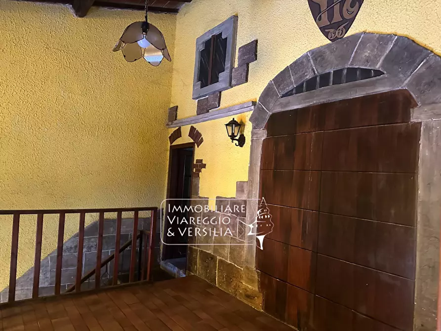Immagine 9 di Negozio in affitto  a Viareggio