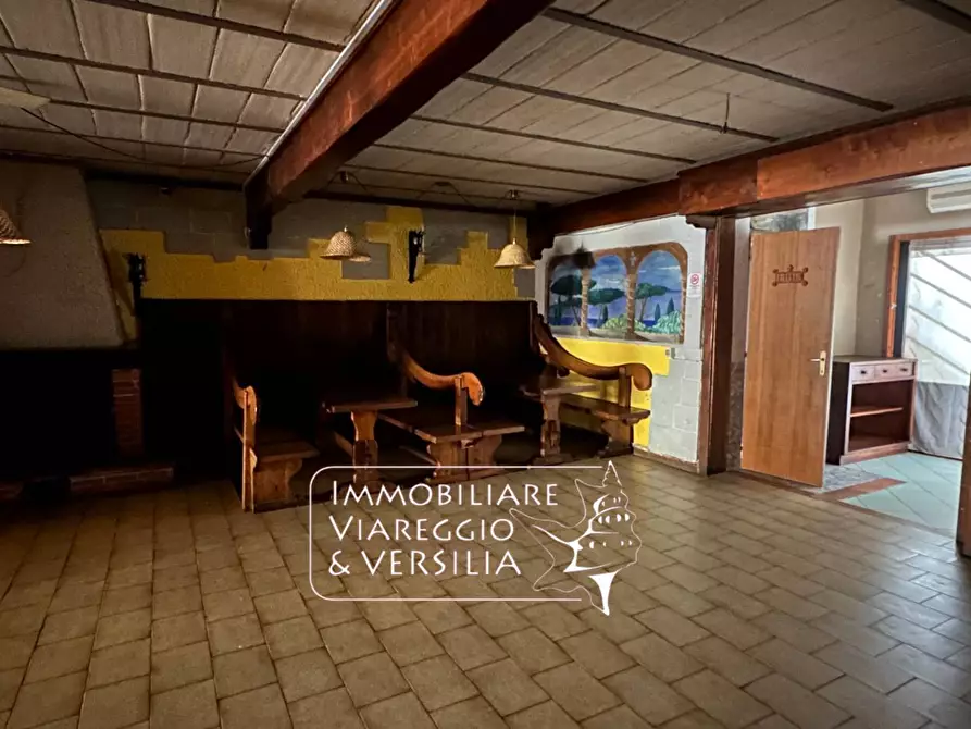 Immagine 10 di Negozio in affitto  a Viareggio