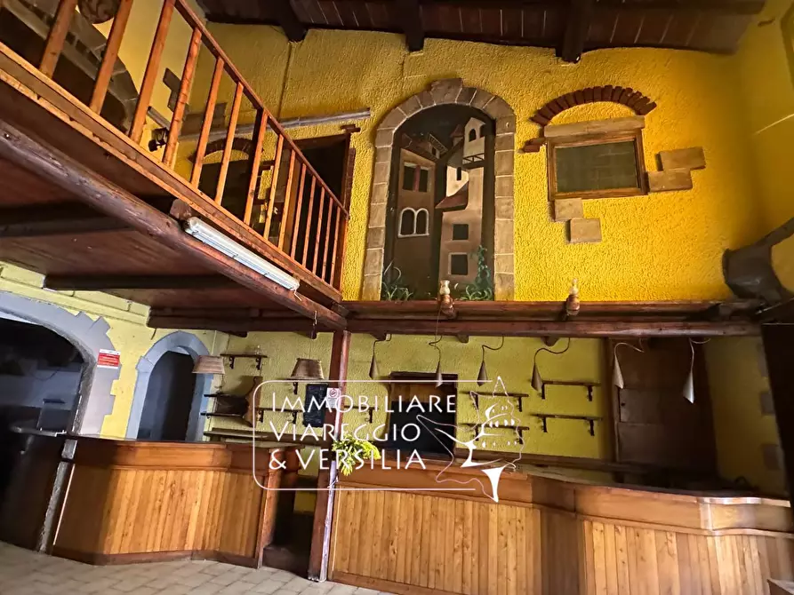 Immagine 12 di Negozio in affitto  a Viareggio