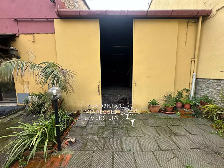 Immagine 1 di Magazzino in affitto  in via Aurelia sud a Viareggio