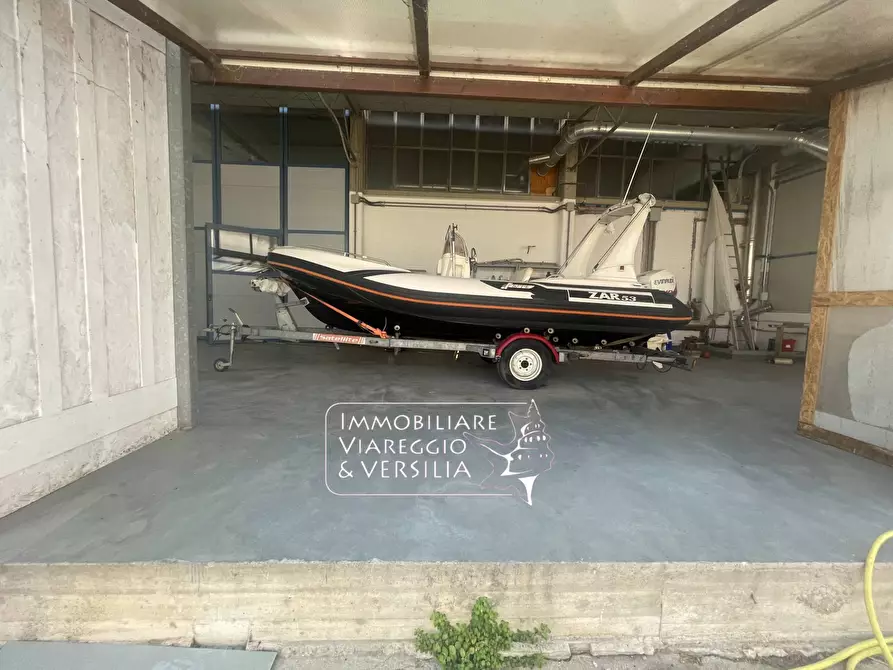 Immagine 7 di Magazzino in vendita  a Camaiore
