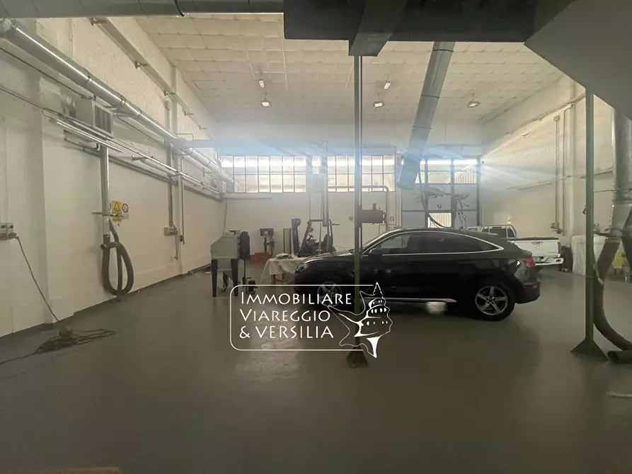 Immagine 12 di Magazzino in vendita  a Camaiore