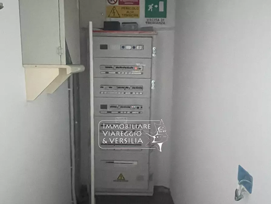 Immagine 13 di Magazzino in vendita  a Camaiore