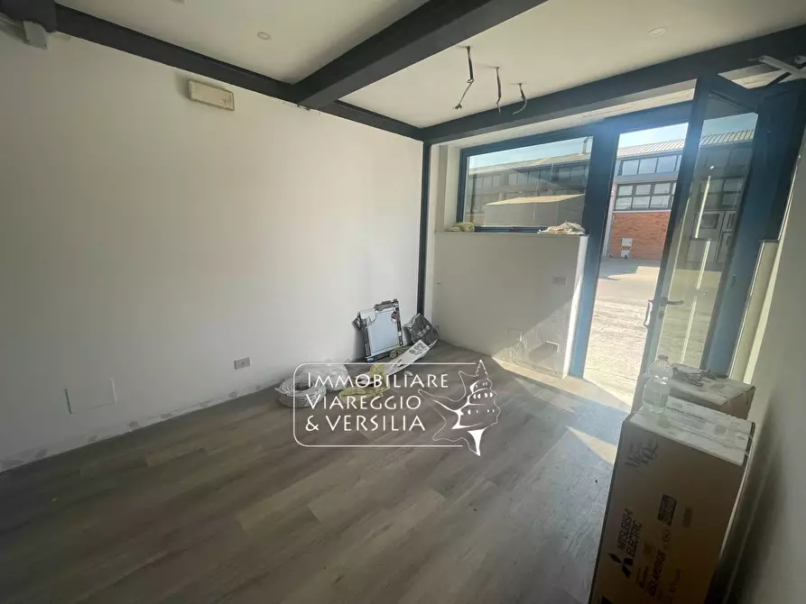 Immagine 15 di Magazzino in vendita  a Camaiore