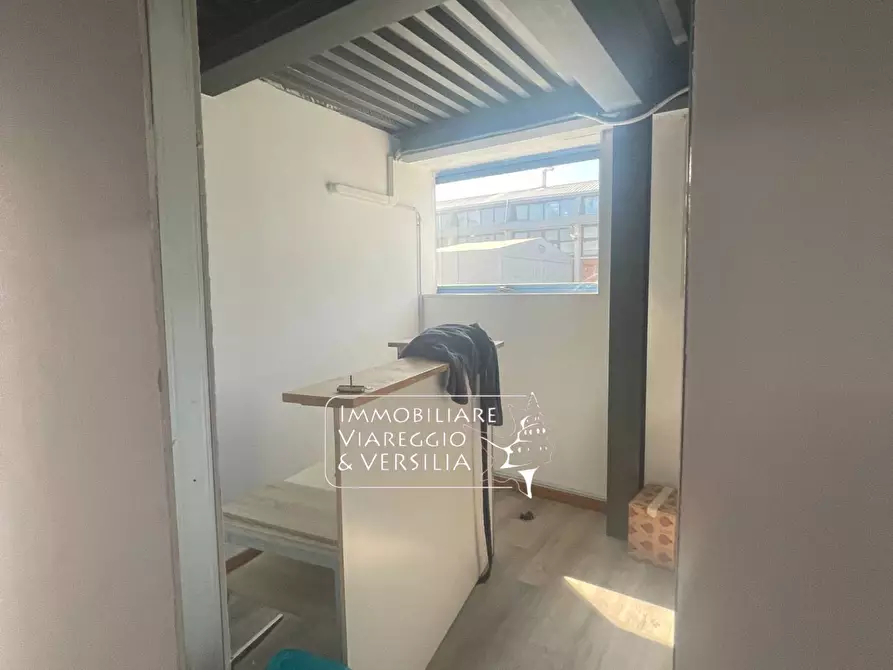 Immagine 16 di Magazzino in vendita  a Camaiore