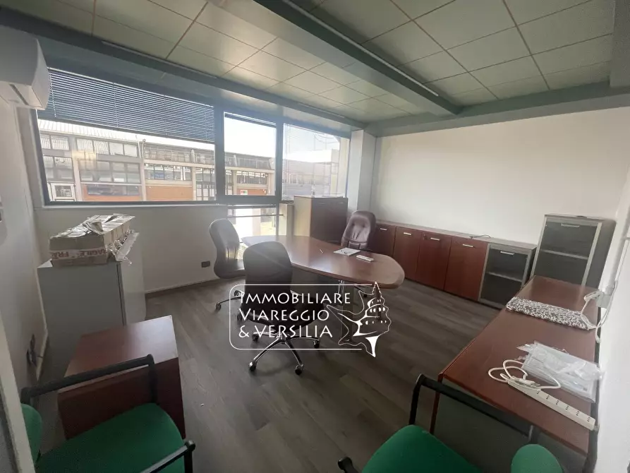 Immagine 21 di Magazzino in vendita  a Camaiore