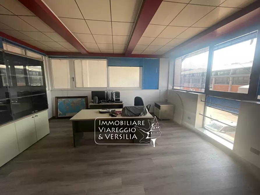 Immagine 22 di Magazzino in vendita  a Camaiore