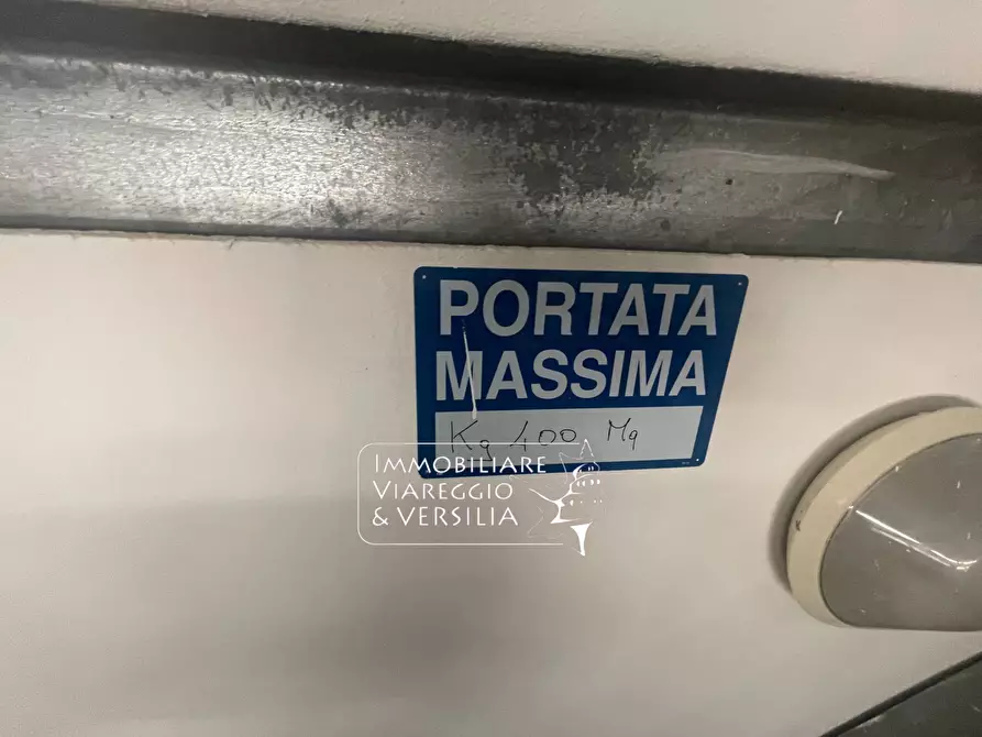 Immagine 24 di Magazzino in vendita  a Camaiore