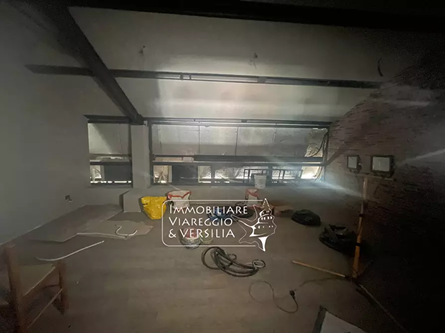 Immagine 32 di Magazzino in vendita  a Camaiore