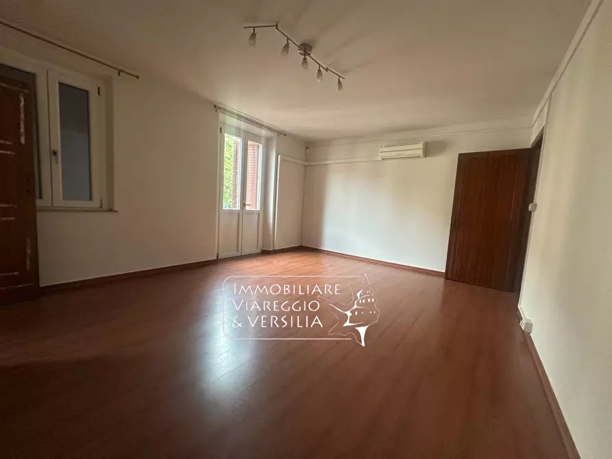 Immagine 3 di Appartamento in vendita  in Via Garibaldi 100 a Viareggio