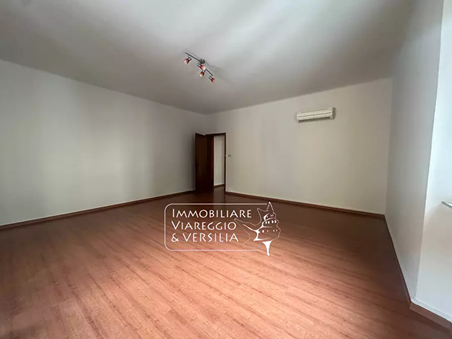 Immagine 10 di Appartamento in vendita  in Via Garibaldi 100 a Viareggio