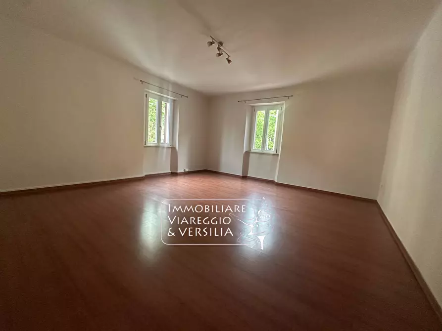 Immagine 1 di Appartamento in vendita  in Via Garibaldi 100 a Viareggio