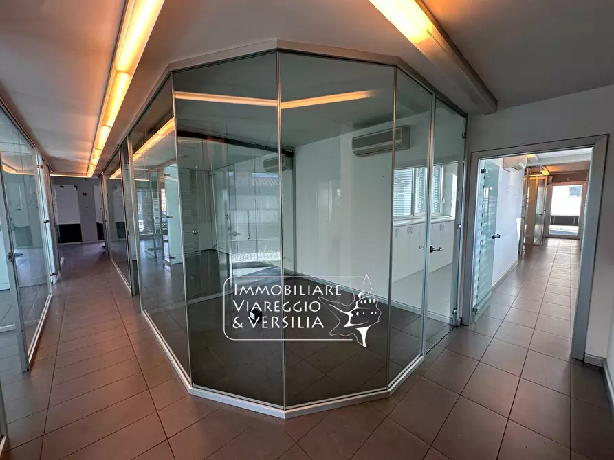 Immagine 1 di Locale commerciale in vendita  a Viareggio