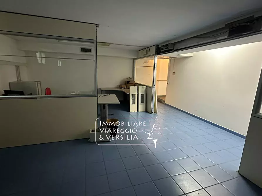 Immagine 5 di Locale commerciale in vendita  a Viareggio
