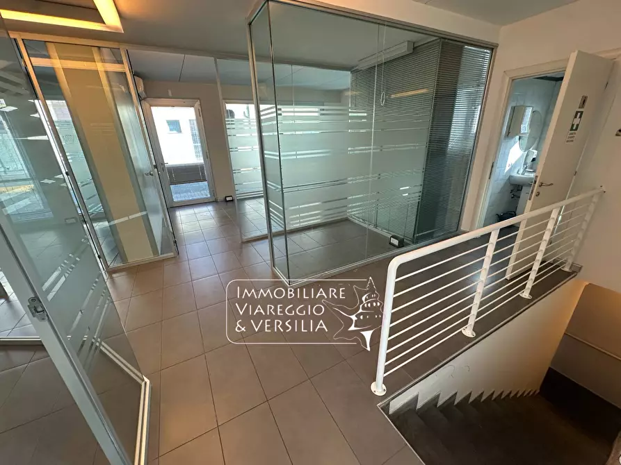 Immagine 4 di Locale commerciale in vendita  a Viareggio