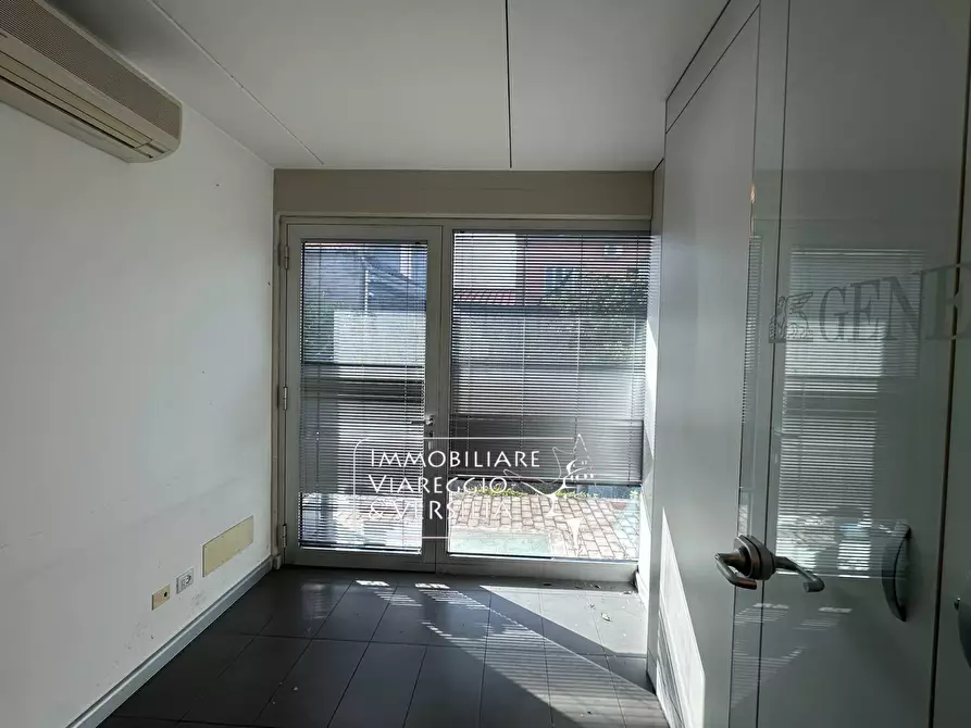 Immagine 7 di Locale commerciale in vendita  a Viareggio