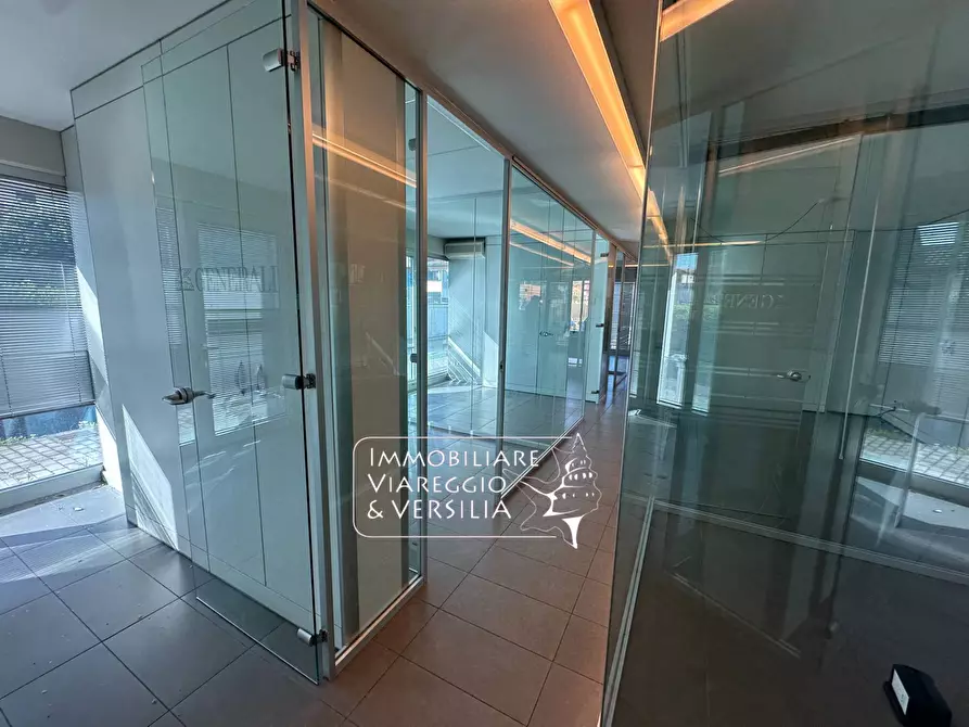 Immagine 2 di Locale commerciale in vendita  a Viareggio