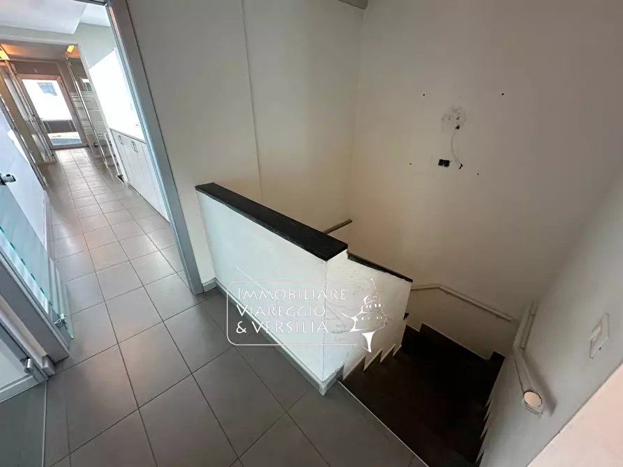 Immagine 8 di Locale commerciale in vendita  a Viareggio