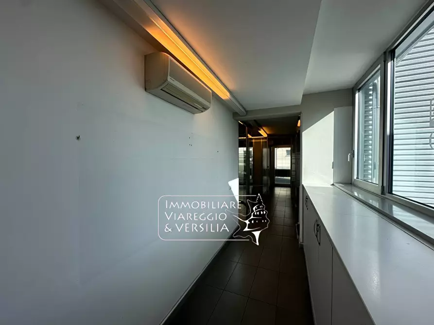 Immagine 9 di Locale commerciale in vendita  a Viareggio