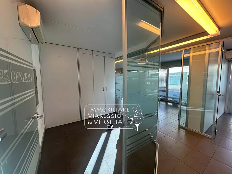 Immagine 10 di Locale commerciale in vendita  a Viareggio