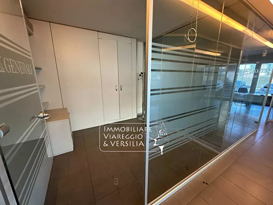 Immagine 12 di Locale commerciale in vendita  a Viareggio