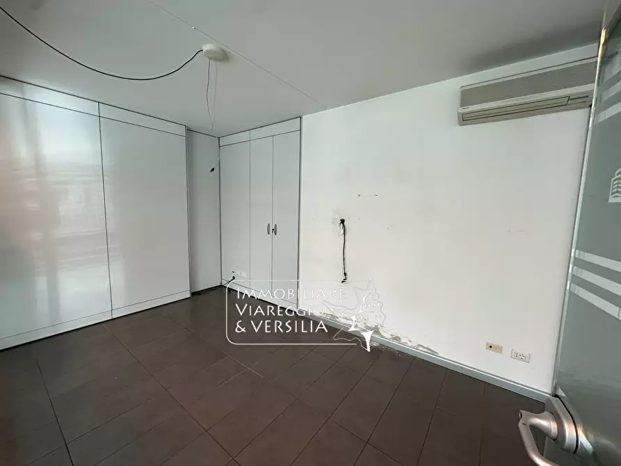 Immagine 16 di Locale commerciale in vendita  a Viareggio