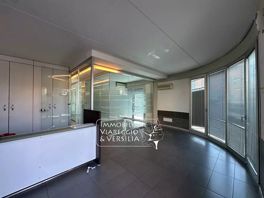 Immagine 13 di Locale commerciale in vendita  a Viareggio