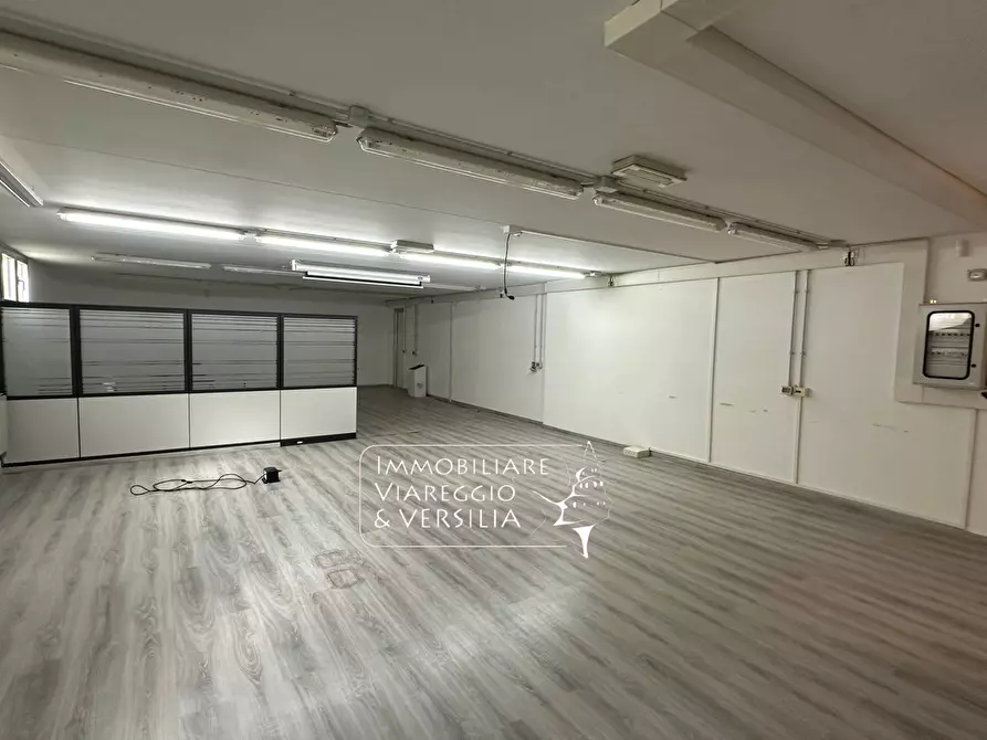 Immagine 2 di Locale commerciale in affitto  in via Fratelli Cervi 100 a Viareggio