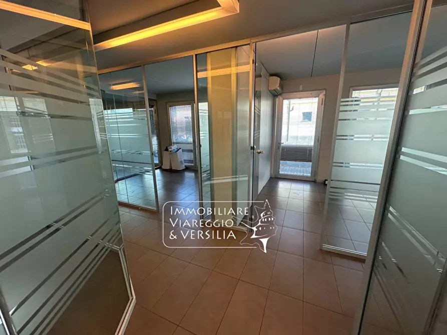 Immagine 1 di Locale commerciale in affitto  in via Fratelli Cervi 100 a Viareggio
