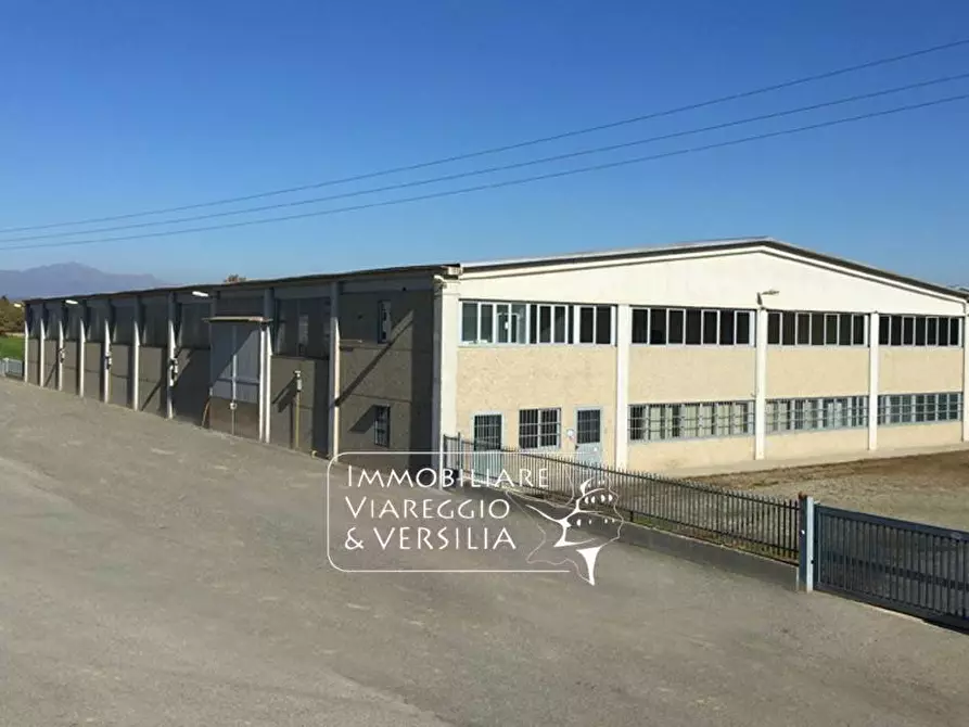 Immagine 1 di Magazzino in vendita  in via dei metalmeccanici 78 a Camaiore