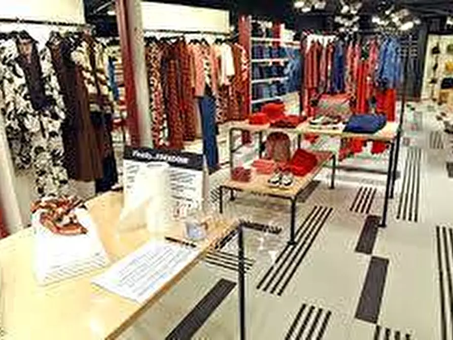 Immagine 2 di Locale commerciale in vendita  in via Aurelia 100 a Camaiore