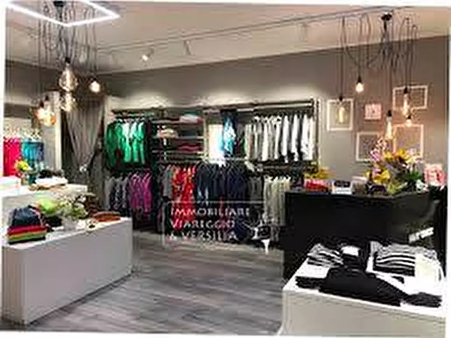 Immagine 3 di Locale commerciale in vendita  in via Aurelia 100 a Camaiore