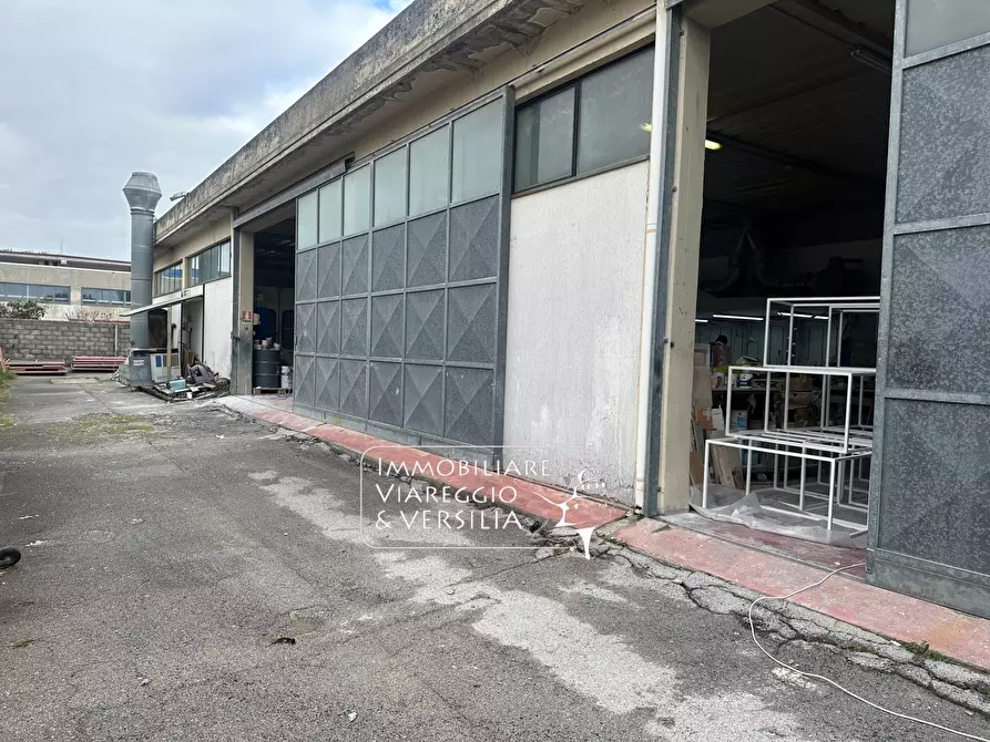 Immagine 1 di Magazzino in vendita  in via dei Metalmeccanici a Camaiore