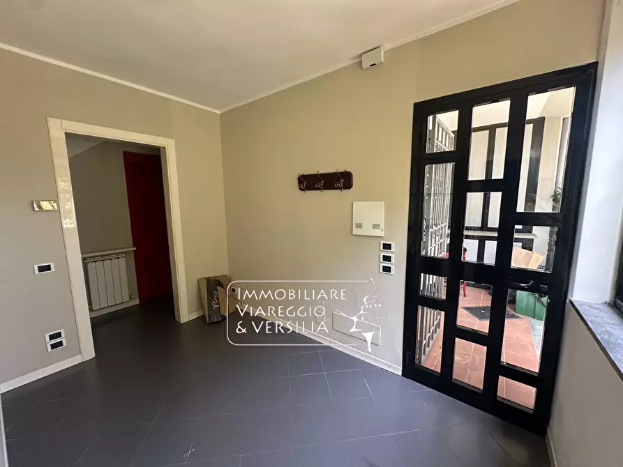 Immagine 11 di Magazzino in vendita  in via dei Metalmeccanici a Camaiore