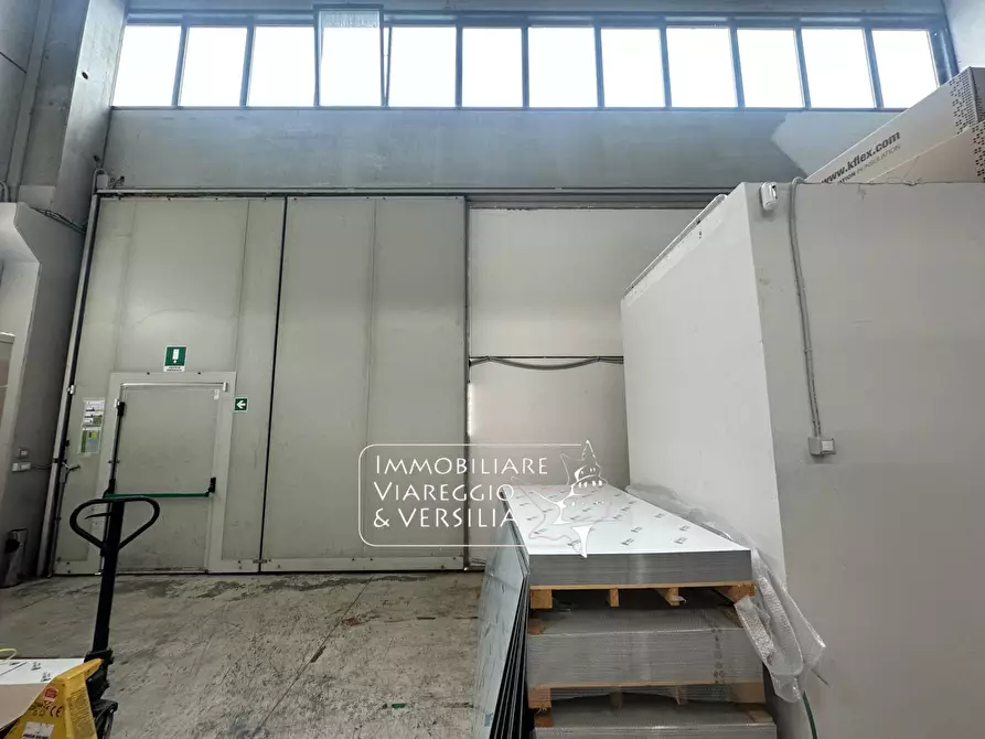 Immagine 3 di Magazzino in vendita  in via Scirocco a Viareggio