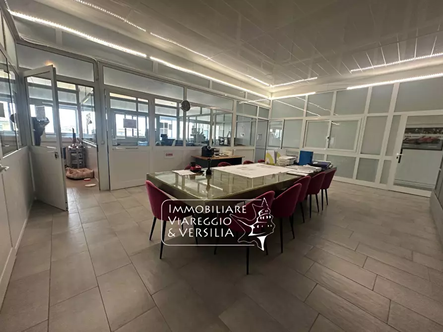 Immagine 1 di Magazzino in vendita  in via Scirocco a Viareggio