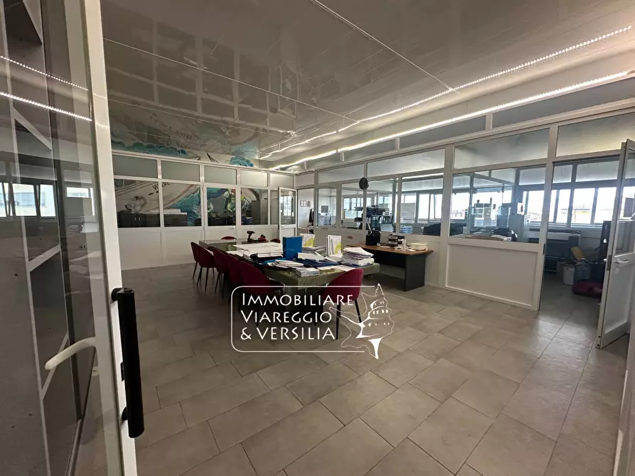 Immagine 8 di Magazzino in vendita  in via Scirocco a Viareggio