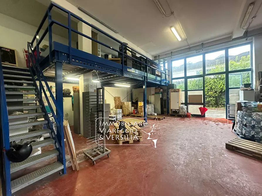Immagine 1 di Magazzino in vendita  in via dei Calzolai 100 a Camaiore