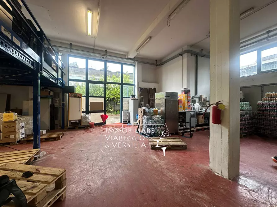 Immagine 2 di Magazzino in vendita  in via dei Calzolai 100 a Camaiore