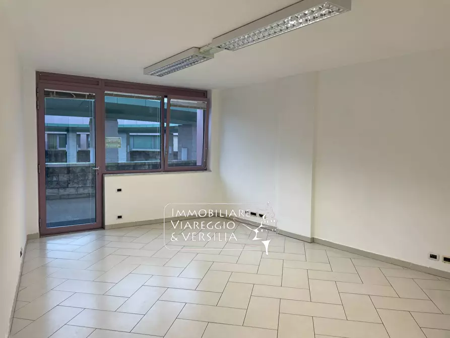 Immagine 1 di Ufficio in affitto  a Camaiore